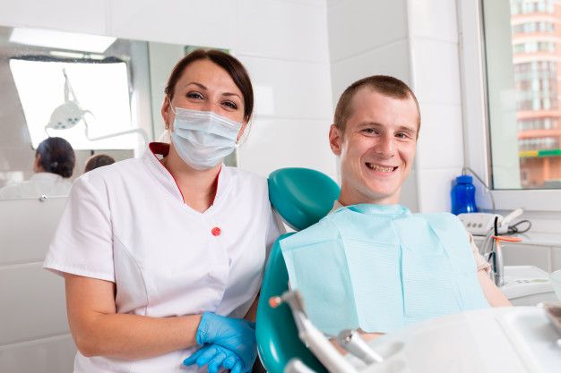 pasiente contento en clínica dental